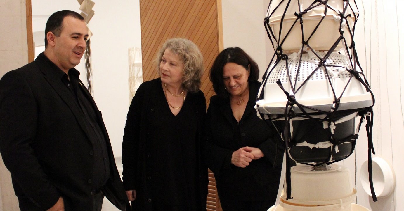 תערוכה פיסול. מימין לשמאל: אתי אברגל, דליה מנור ויאיר נגיד