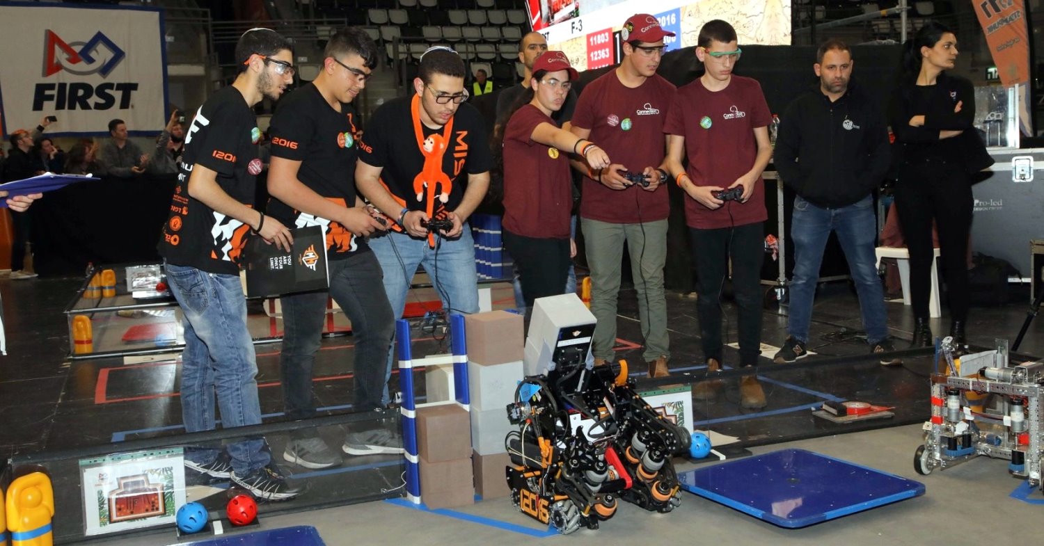נבחרת הרובוטיקה ממרכז חוסידמן במהלך התחרות. צילום: FIRST ISRAEL