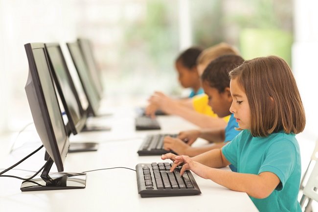 המחשב בגני הילדים יכול לחזק מושגים כמו צבע וצורה, מרחב ומושגי קבוצה. 