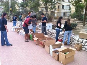 סטודנטים בבאר שבע בונים חבילות סיוע לנזקקים. התמונה באדיבות אגודת הסטודנטים אונ' בן גוריון.