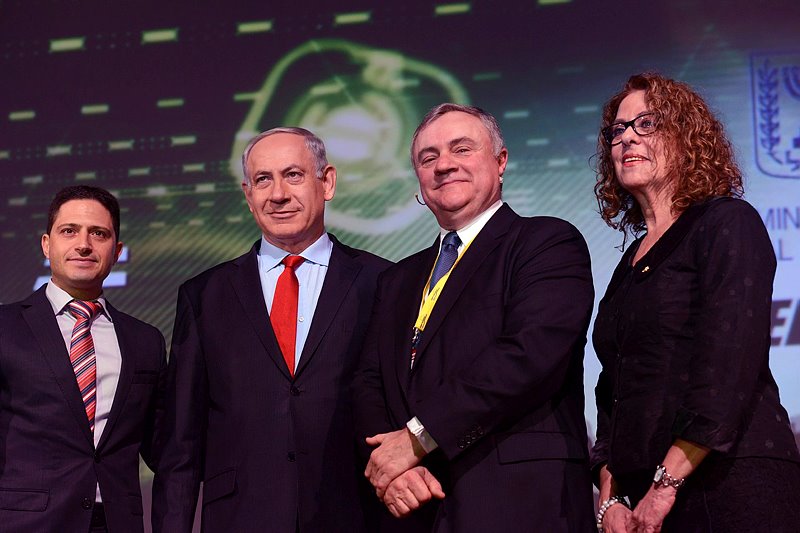 מימין לשמאל: נשיאת האוניברסיטה רבקה כרמי, סמנכ"ל IBM סטיב מילס, ראש הממשלה בנימין נתניהו וראש העיר רוביק דנילוביץ'. צילום: פלאש90