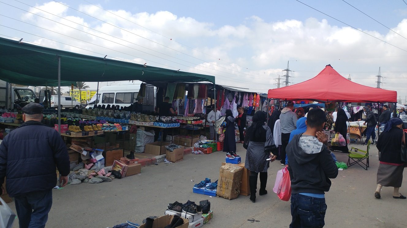 השוק הבדואי הוא מקום אותנטי וייחודי, מכל הארץ מגיעים לכאן. צילום: שרון טל
