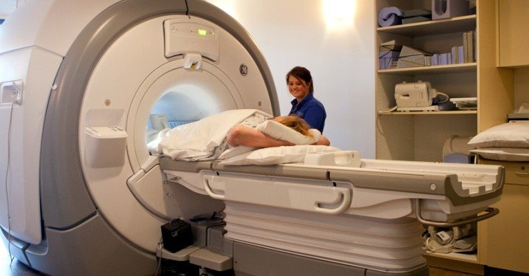 כתוצאה מהפגיעה נגרם לנבדק שבר פתוח ורוסקו עצמות בידו. מכשיר בדיקת ה-MRI. צילום: shutterstock