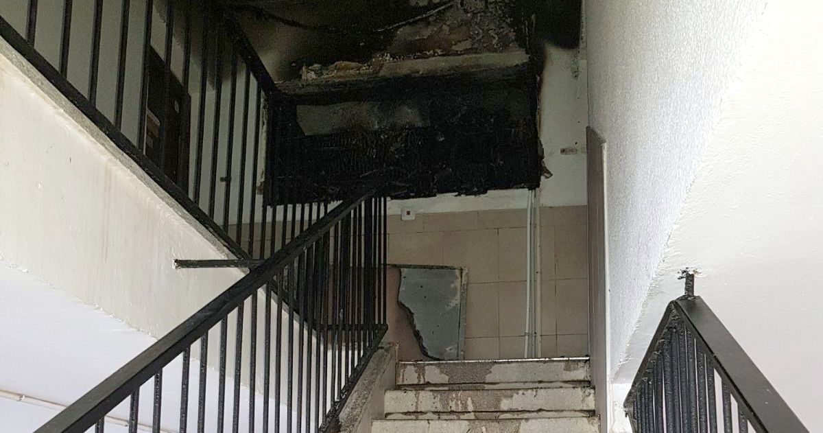 חדר המדרגות לאחר השריפה ברחוב סנהדרין. צילום: פרטי