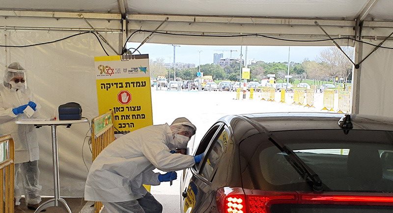 בדיקה במתחם 'היבדק וסע' של מגן דוד אדום. צילום: דוברות מד"א