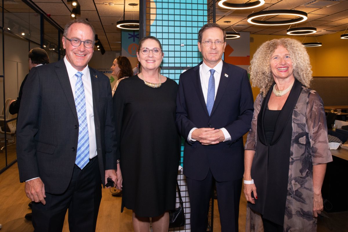 נשיא המדינה, נשיא האוניברסיטה ורעיותיהם. קרדיט: שי שמואלי