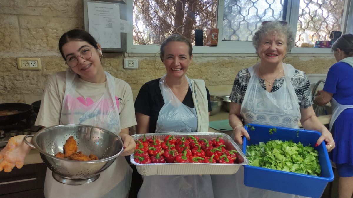 סבתא, אמא ונכדה מבשלות באהבה. צילום: פרטי