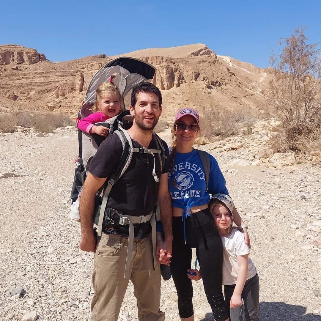 שגיא דקל חן עם בני משפחתו