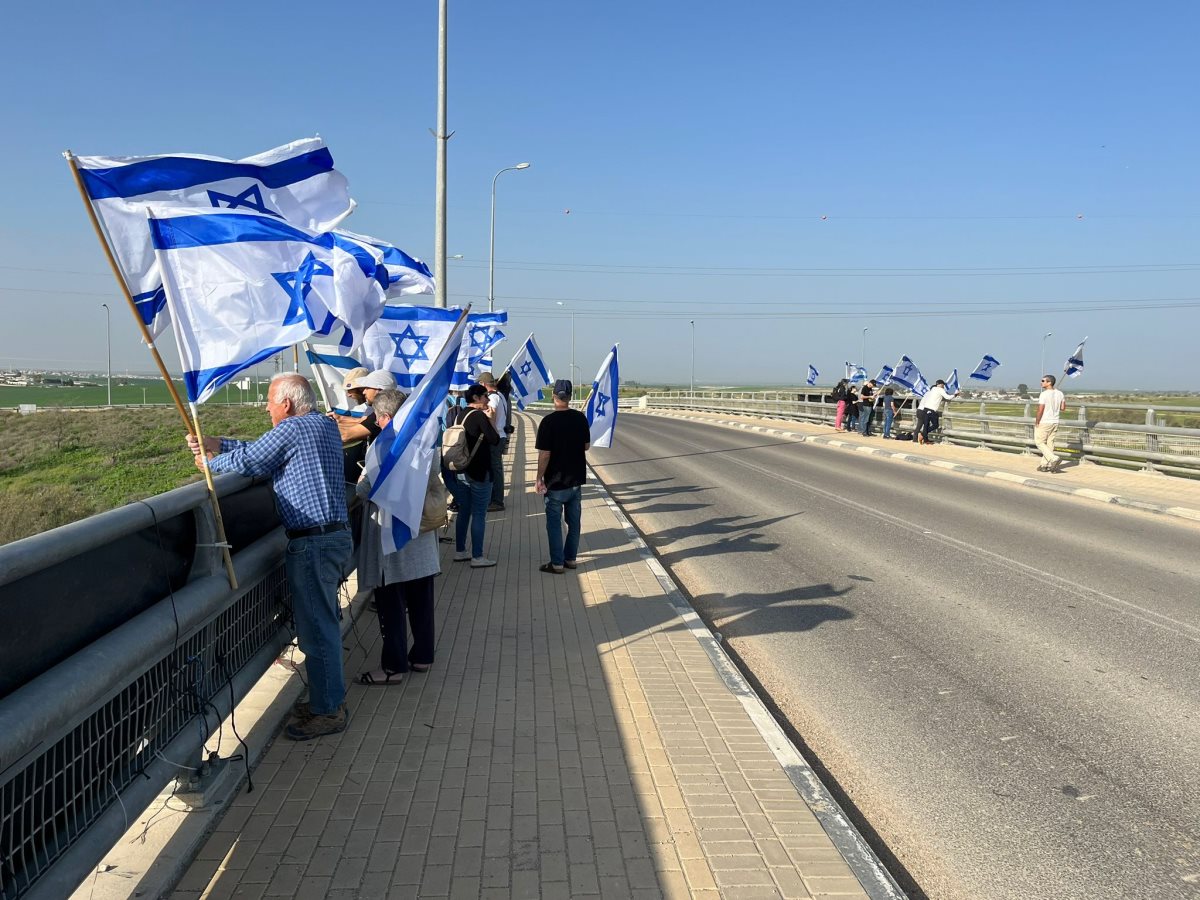 מחאה בגשר דבירה, הבוקר. קרדיט - צילום פרטי