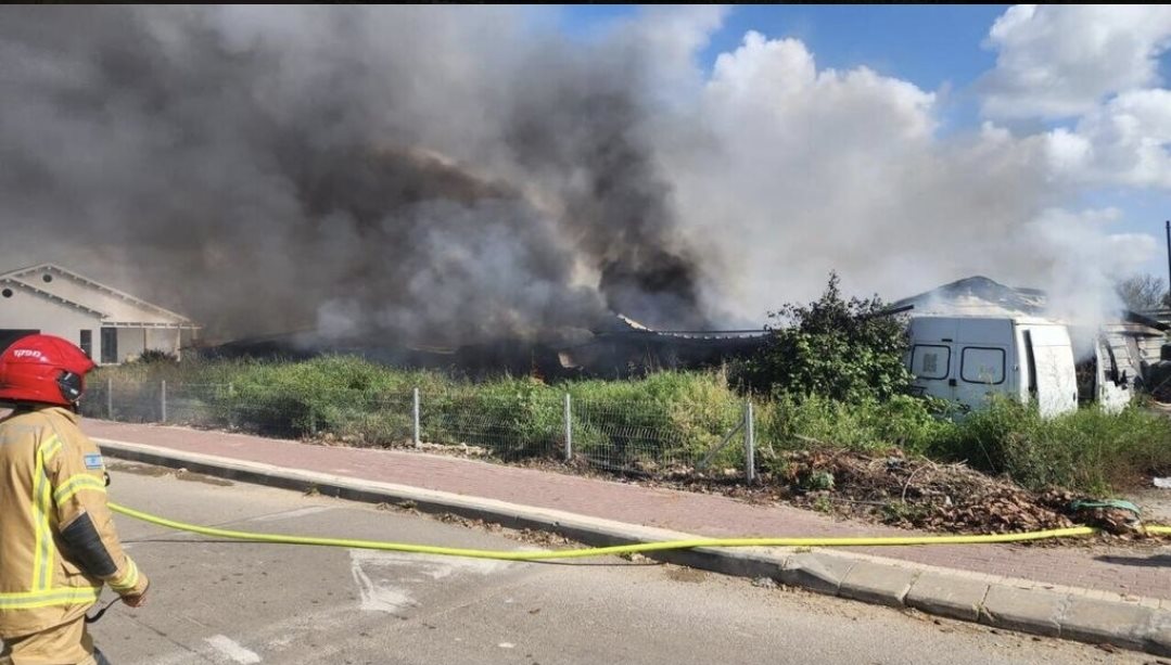 שריפה בעקבות נפילת הרקטה צילום כבאות והצלה