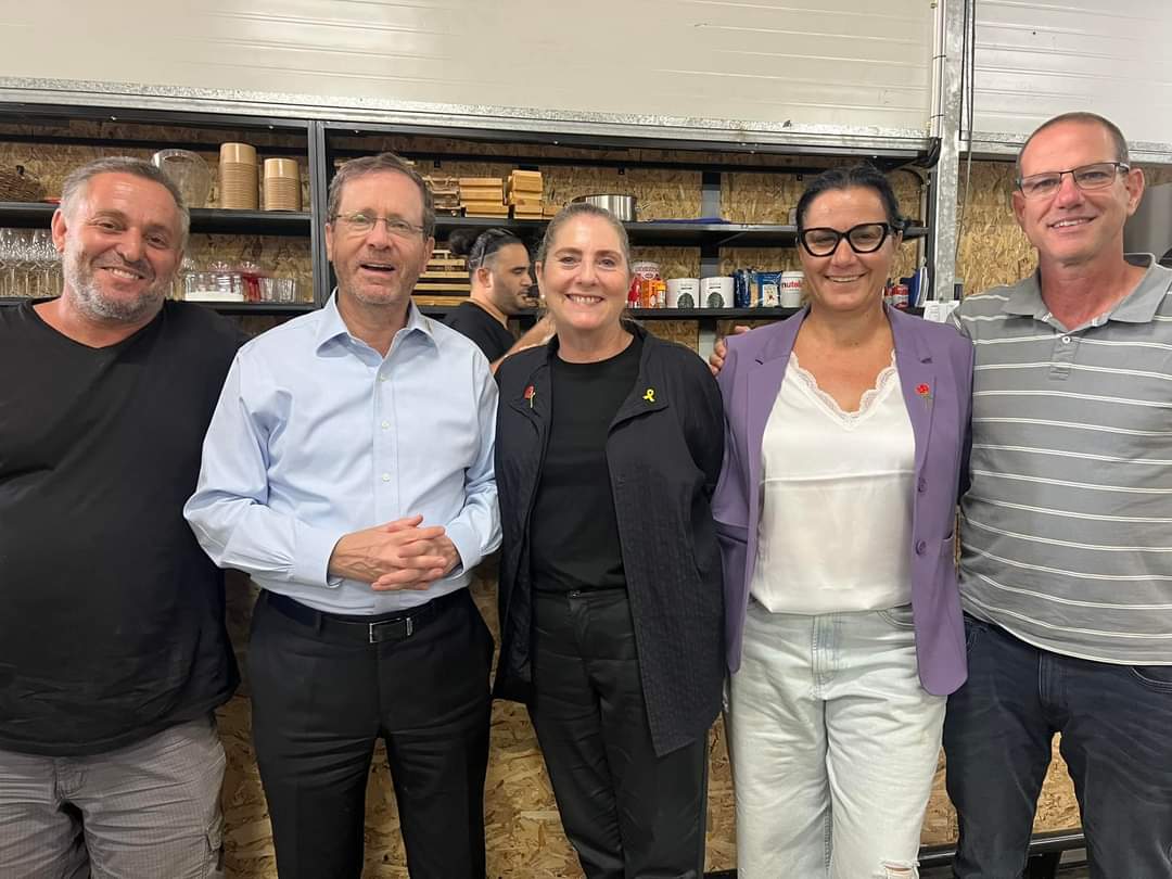 נשיא המדינה ואשתו בביקור בחצר האחורית. צילום: פרטי