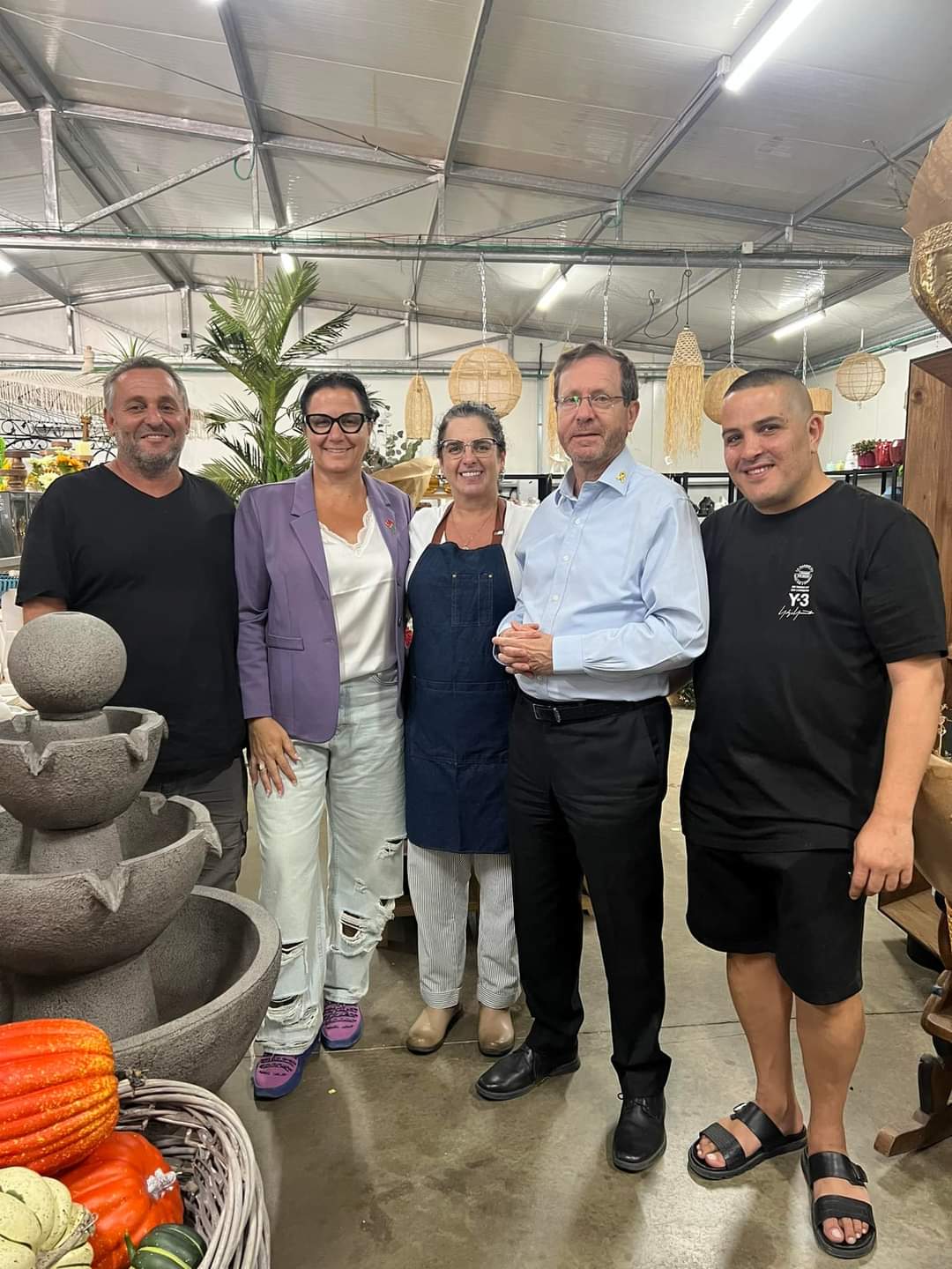 נשיא המדינה ואשתו בביקור בחצר האחורית. צילום: פרטי