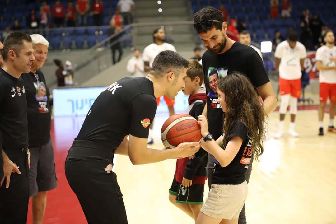 משפחתו דל טל חיימי ז"ל מתארחת במועדון הכדורסל. צילום: חן אור אזרן