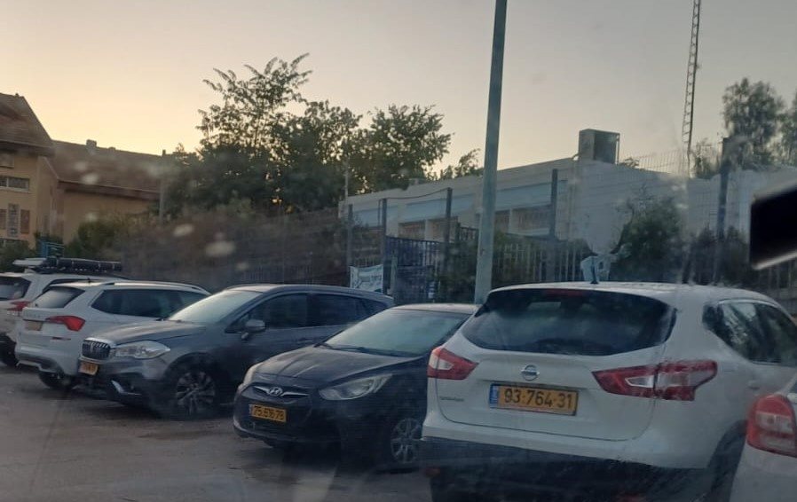 החנייה אל מול ביתה של ר'. קרדיט: צילום פרטי