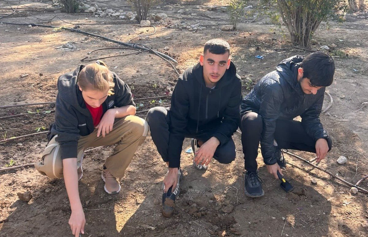 אמית טכנולוגי באר שבע. קרדיט: התלמידים משקיעים בגינה הקהילתית