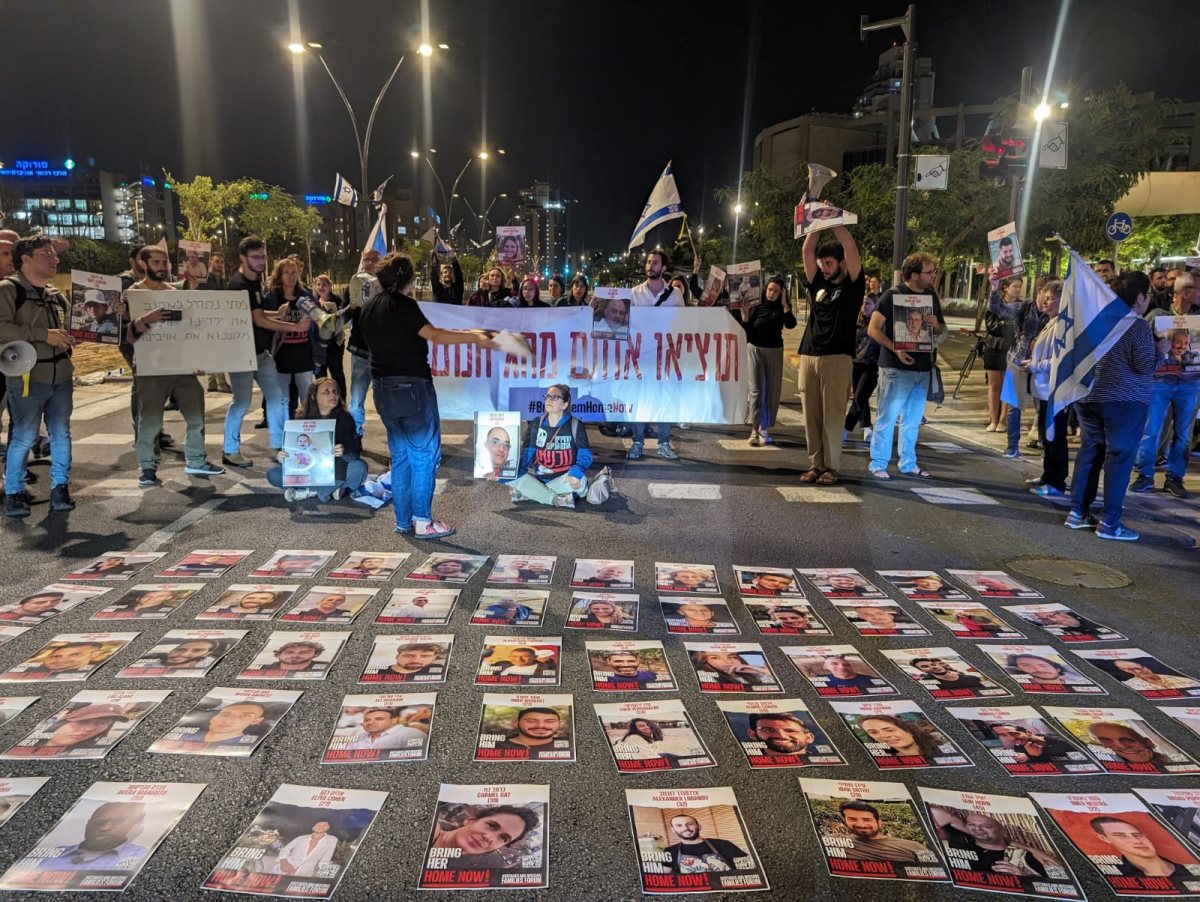 22:06. מרצפים את שדרות רגר בתמונות החטופים. באר שבע. עסקה עכשיו. קרדיט תניא ציון וולדקס)