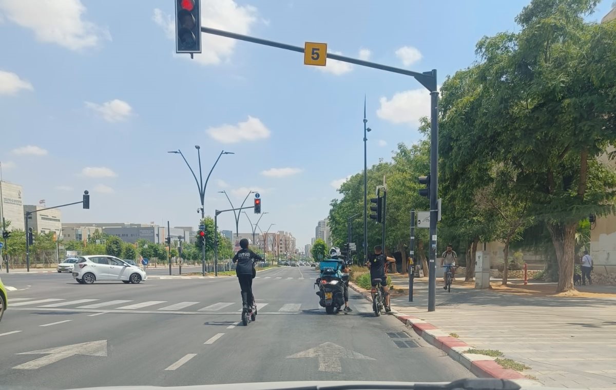 רוכבים בכביש, ללא קסדה. ואיפה האכיפה? קרדיט - באר שבע נט