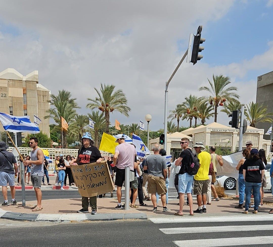 מחאות ספונטיניות שמתקיימות בשעה זו בסמוך לבית החולים סורוקה. תוכן גולשים שימוש לפי סעיף 27 א' בחוק זכויות היוצרים