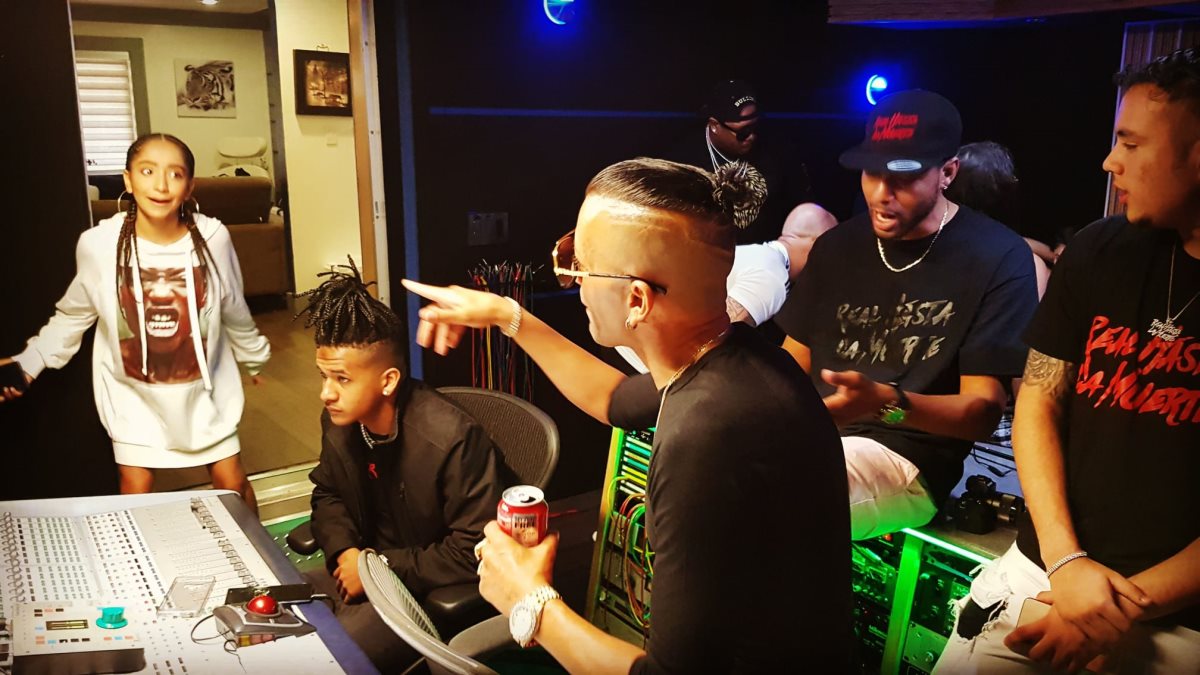 אלון דה לוקו באולפן עם האומנים והבת דניאל