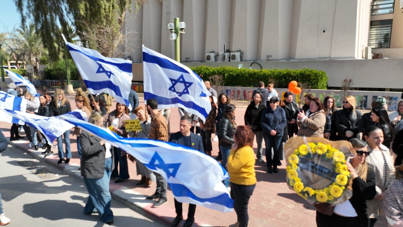 גם עובדי עיריית באר שבע יצאו לחלוק כבוד. קרדיט: צילום פרטי