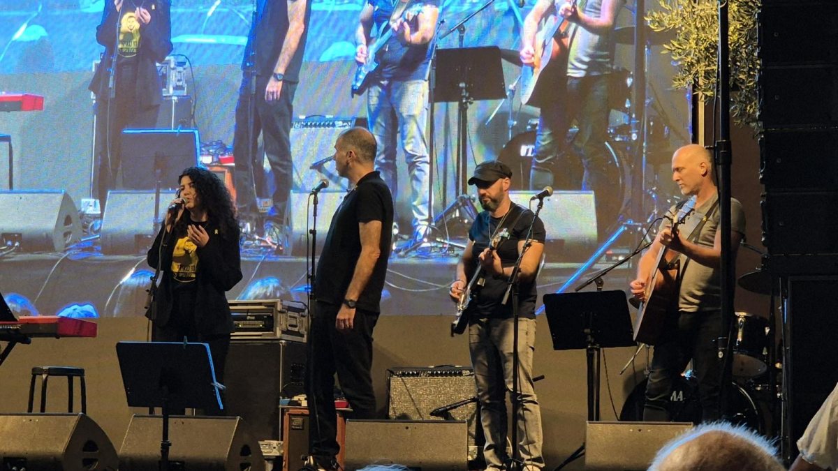 עמית מופיעה בכיכר החטופים לשיר לרני גווילי. צילום: פרטי