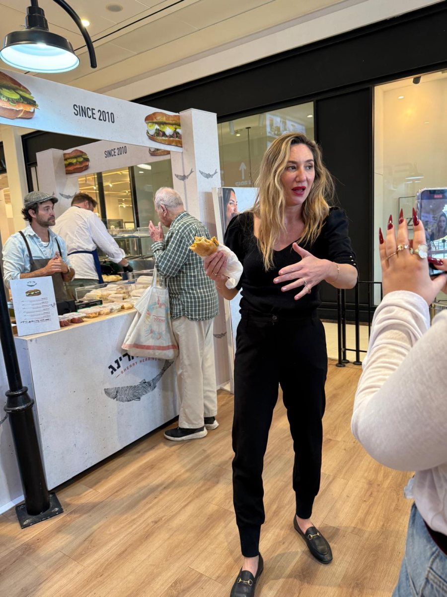 מיכל אנסקי מציגה את הכריכים הטעימים. צילום: יח"צ