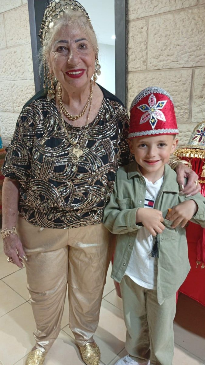 פנינה סויסה והנכד ארי לוי חוגגים מימונה