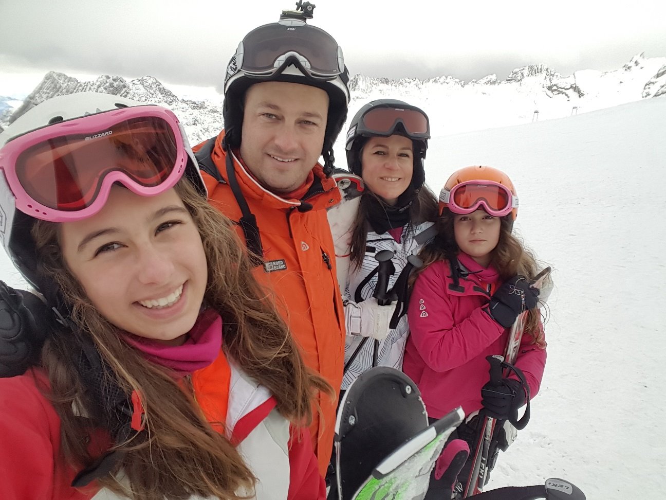 עורך דין גיל שחף בסקי עם המשפחה. קרדיט עצמי