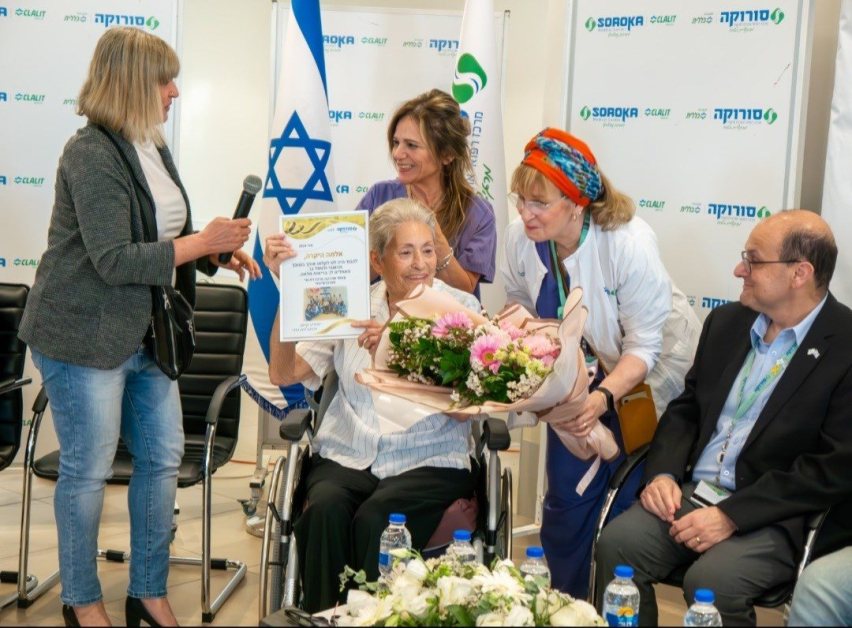 בראש מורם, לחיים חדשים: אלמה אברהם שוחררה מבית החולים סורוקה