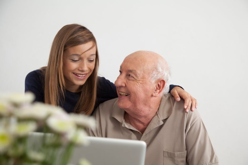 She her grandfather. Дед и девушка. Девушка с дедом домашнее. Девушка с дидлм домашнее. Boy helping Grandad with Computer.