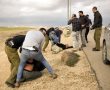 לאור יום: פרצו לרכב בעמק שרה ונתפסו "על חם"